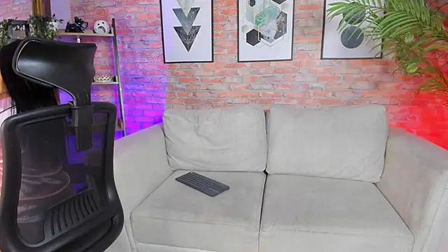 Lucia Brown  online show from 19, 9, 2025