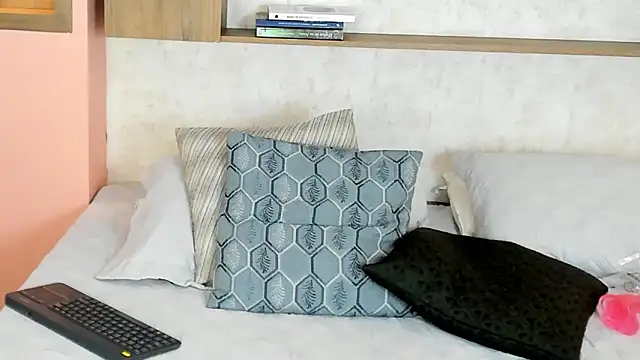 Lucia Brown  online show from 27, 2, 2025