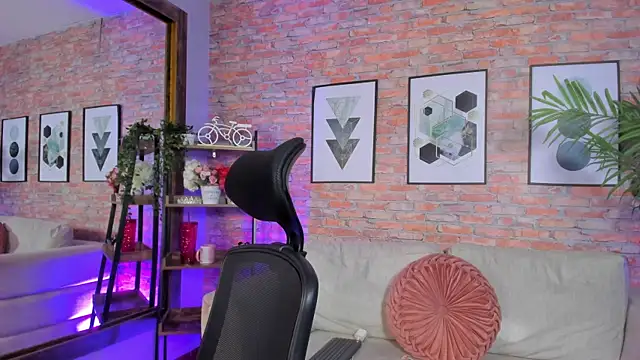 Lucia Brown  online show from 8, 10, 2025