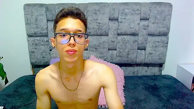 Snapshot of skinny_bigcock02 chatting on 1, 3, 2025 skinny bigcock02 online show from 1, 3, 2025