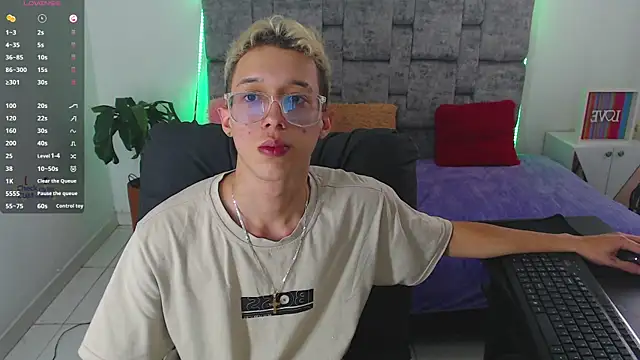 Snapshot of skinny_bigcock02 chatting on 20, 11, 2025 skinny bigcock02 online show from 20, 11, 2025