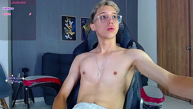 Snapshot of skinny_bigcock02 chatting on 20, 10, 2025 skinny bigcock02 online show from 20, 10, 2025