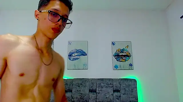 Snapshot of skinny_bigcock02 chatting on 1, 3, 2025 skinny bigcock02 online show from 1, 3, 2025