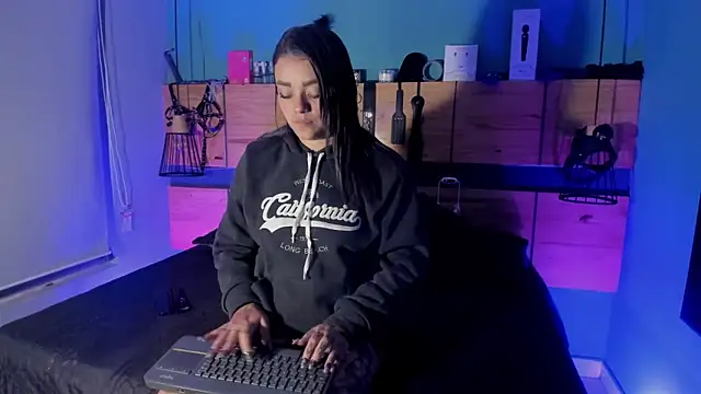 ChloeAllennn online show from 13, 4, 2026