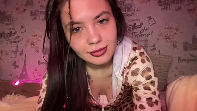 Just Scarlet  online show from 6, 3, 2025