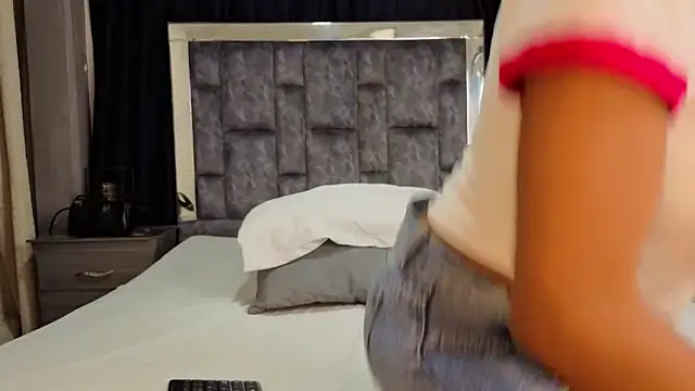 Snapshot of Effie_cooper chatting on 11, 10, 2025 Effie cooper online show from 11, 10, 2025