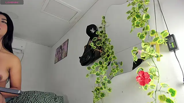 Snapshot of flor_herrera01 chatting on 6, 11, 2025 flor herrera01 online show from 6, 11, 2025