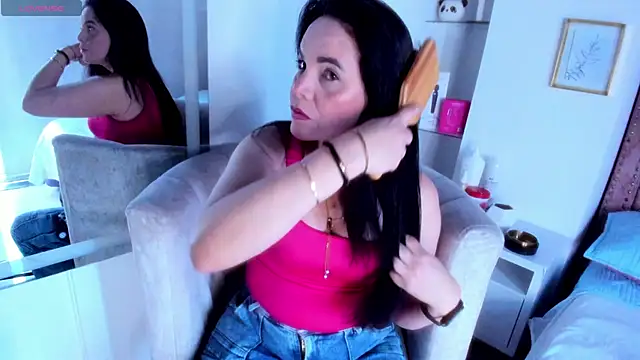 laura hotties online show from 8, 5, 2026