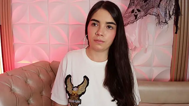 Snapshot of DaphneGlas chatting on 8, 10, 2025 DaphneGlas online show from 8, 10, 2025