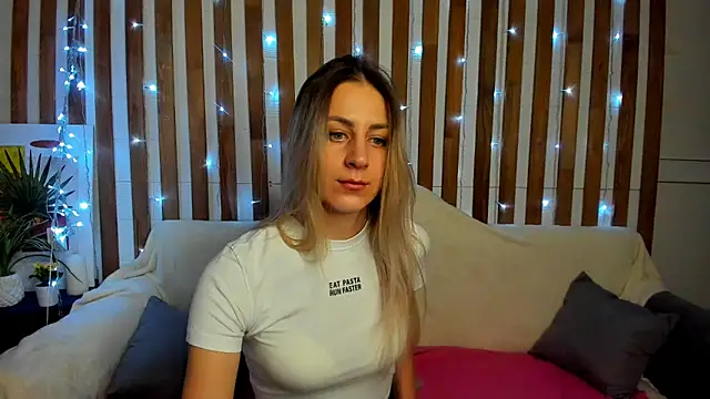 Snapshot of Ellen_Ross chatting on 2, 3, 2025 Ellen Ross online show from 2, 3, 2025