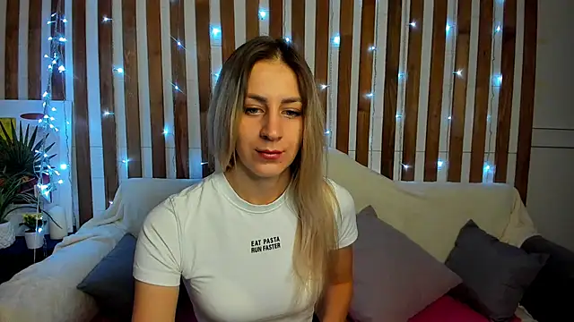 Snapshot of Ellen_Ross chatting on 2, 3, 2025 Ellen Ross online show from 2, 3, 2025