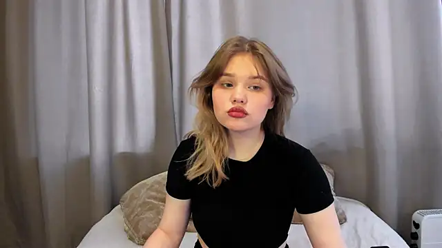 LaseyMoon online show from 28, 2, 2025