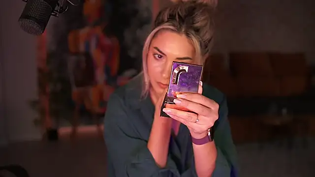 Snapshot of _Allie_ chatting on 18, 11, 2025 Allie online show from 18, 11, 2025