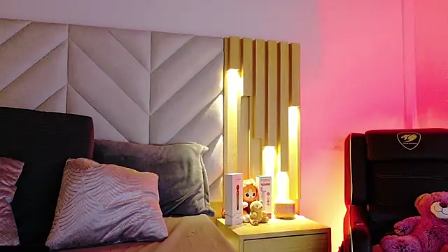 Anaise latif online show from 2, 4, 2026