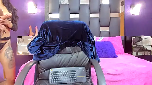 Snapshot of EMYCLARK01 chatting on 6, 5, 2026 EMYCLARK01 online show from 6, 5, 2026
