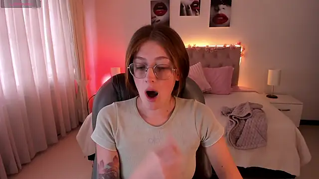 Snapshot of Emily_Warren_ chatting on 16, 10, 2025 Emily Warren online show from 16, 10, 2025