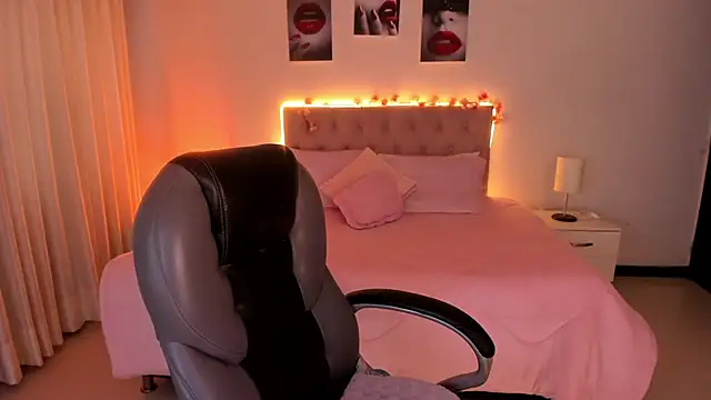 Snapshot of Emily_Warren_ chatting on 12, 11, 2025 Emily Warren online show from 12, 11, 2025