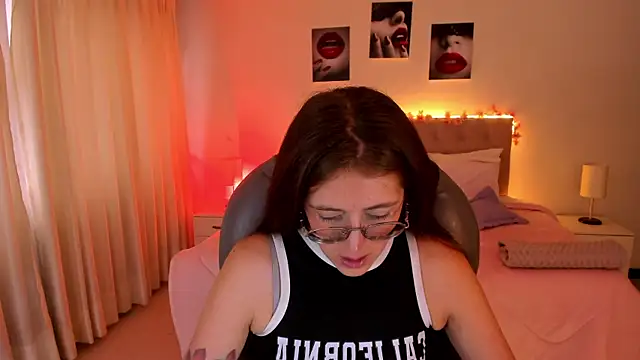 Snapshot of Emily_Warren_ chatting on 28, 10, 2025 Emily Warren online show from 28, 10, 2025