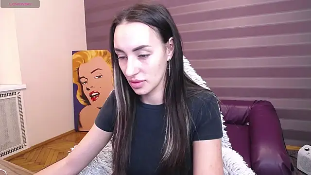 Snapshot of JenniferStone chatting on 4, 3, 2026 JenniferStone online show from 4, 3, 2026