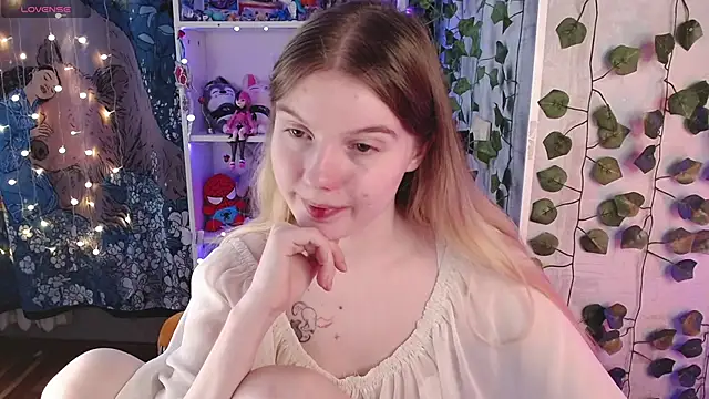Strawberry juli online show from 11, 3, 2025