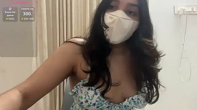 Snapshot of oviyakalra chatting on 28, 10, 2025 oviyakalra online show from 28, 10, 2025