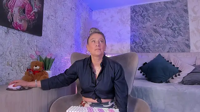 Liannaa  online show from 20, 11, 2025