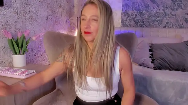 Liannaa  online show from 9, 10, 2025