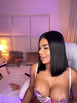 Amylewisq online show from 6, 3, 2025