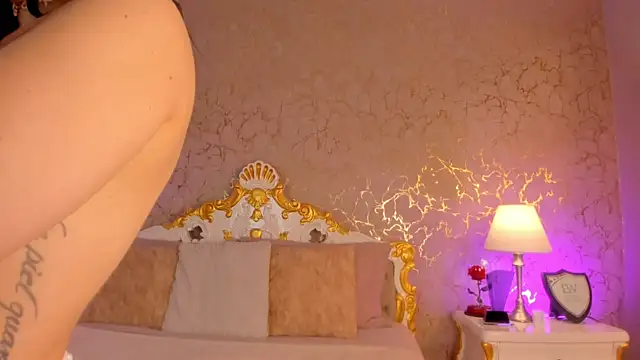 ScarlettWallace online show from 5, 4, 2026