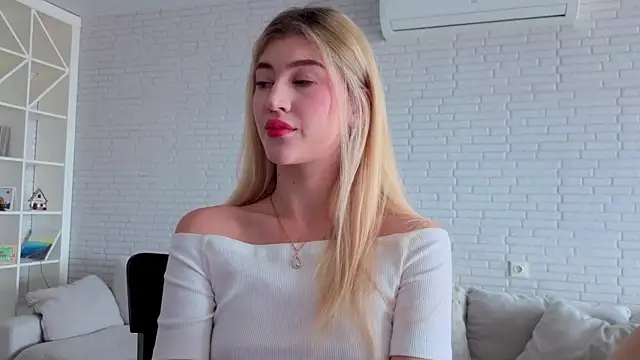 Snapshot of Tessalune_ chatting on 5, 10, 2025 Tessalune  online show from 5, 10, 2025