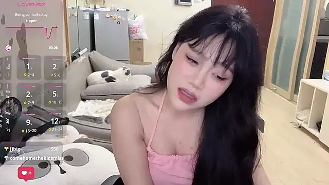 Snapshot of Yik-11 chatting on 5, 3, 2025 Yik-11 online show from 5, 3, 2025