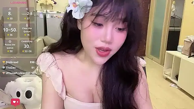 Snapshot of Yik-11 chatting on 1, 3, 2025 Yik-11 online show from 1, 3, 2025