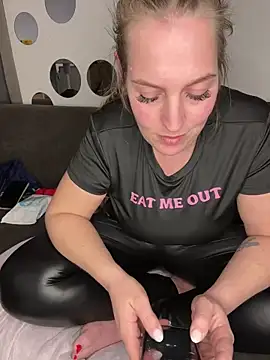 xqueenkinky online show from 18, 3, 2025