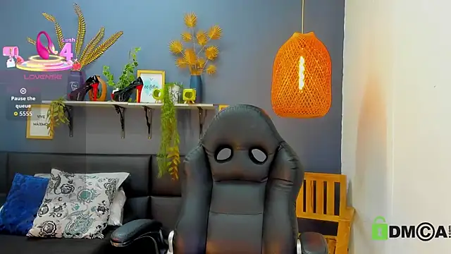 yessila parker online show from 6, 4, 2026