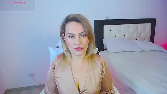 Snapshot of CarolinneFiotti chatting on 15, 10, 2025 CarolinneFiotti online show from 15, 10, 2025