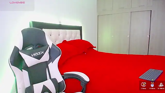 Snapshot of CarolinneFiotti chatting on 13, 11, 2025 CarolinneFiotti online show from 13, 11, 2025