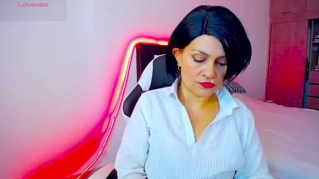 Snapshot of CarolinneFiotti chatting on 4, 11, 2025 CarolinneFiotti online show from 4, 11, 2025