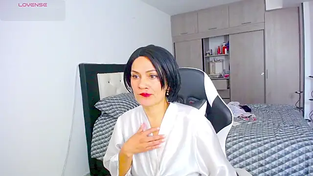 Snapshot of CarolinneFiotti chatting on 25, 11, 2025 CarolinneFiotti online show from 25, 11, 2025