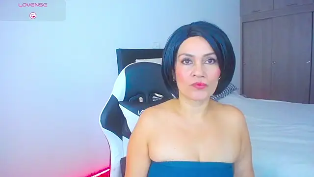 Snapshot of CarolinneFiotti chatting on 3, 11, 2025 CarolinneFiotti online show from 3, 11, 2025