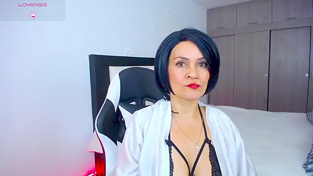 Snapshot of CarolinneFiotti chatting on 2, 11, 2025 CarolinneFiotti online show from 2, 11, 2025