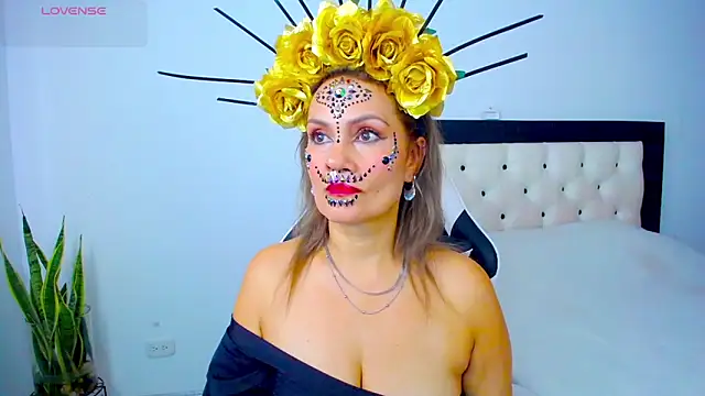 Snapshot of CarolinneFiotti chatting on 31, 10, 2025 CarolinneFiotti online show from 31, 10, 2025