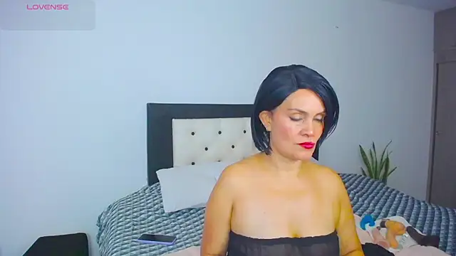 Snapshot of CarolinneFiotti chatting on 10, 10, 2025 CarolinneFiotti online show from 10, 10, 2025