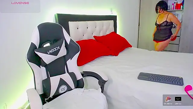 Snapshot of CarolinneFiotti chatting on 20, 11, 2025 CarolinneFiotti online show from 20, 11, 2025