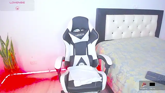 Snapshot of CarolinneFiotti chatting on 29, 10, 2025 CarolinneFiotti online show from 29, 10, 2025