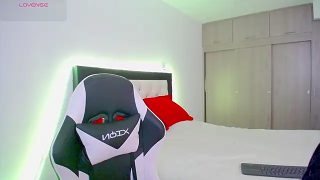 Snapshot of CarolinneFiotti chatting on 19, 11, 2025 CarolinneFiotti online show from 19, 11, 2025