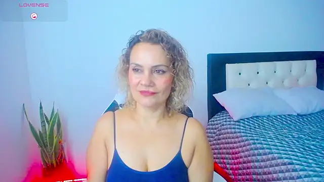 Snapshot of CarolinneFiotti chatting on 20, 10, 2025 CarolinneFiotti online show from 20, 10, 2025