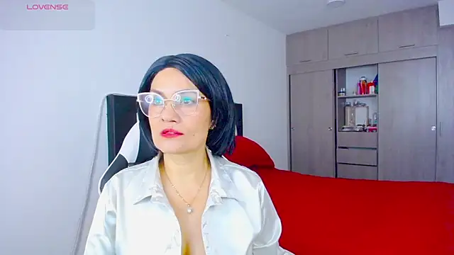 Snapshot of CarolinneFiotti chatting on 14, 11, 2025 CarolinneFiotti online show from 14, 11, 2025