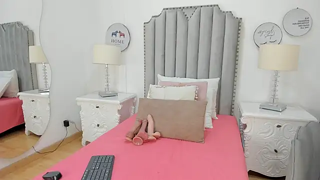 Snapshot of SamantaMarquez chatting on 4, 11, 2025 SamantaMarquez online show from 4, 11, 2025