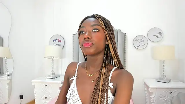 Snapshot of SamantaMarquez chatting on 8, 10, 2025 SamantaMarquez online show from 8, 10, 2025