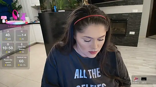 Snapshot of Layla- chatting on 20, 10, 2025 Layla- online show from 20, 10, 2025